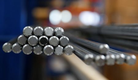 　ＩＨＳマークイット／ＣＩＰＳが発表した英国の７月の製造業ＰＭＩ改定値は５３．３で２０１９年３月以来の高水準となった。写真は２０１８年５月、英中部シップリーの工場で撮影（２０２０年　ロイター／Phil Noble）