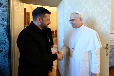 ウクライナのゼレンスキー大統領は９日、訪問先のイタリアでローマ教皇レオ１４世と面会した。（２０２５年　ロイター/Vatican Media/Francesco Sforza/­Handout via REUTERS）