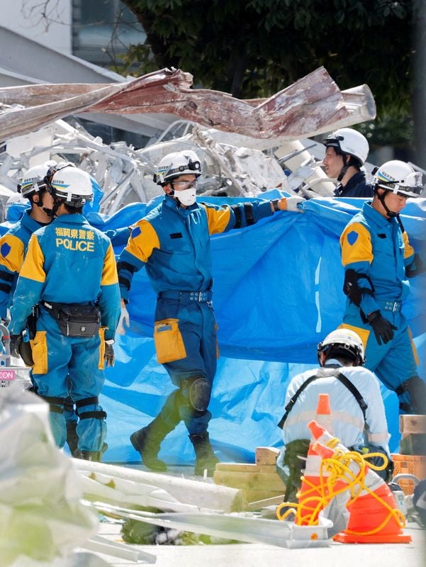 イオンモール熊本での捜索活動。7月30日撮影。 REUTERS/Kim Kyung-Hoon