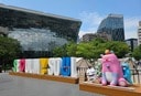 市庁舎前の広場に設置されたソウル市のブランドキャンペーン「SEOUL, MY SOUL」　（提供＝ソウル市）