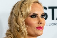 【写真】不適切？ ほほえましい？ ココ・オースティンと9歳娘の「目のやり場に困る」お揃い衣装