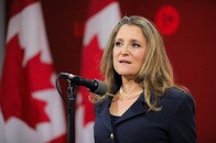 カナダの次期首相候補、英仏の「核の傘」でトランプの脅威に備えることを主張