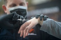 米国企業で初、従業員の体内へのマイクロチップの埋め込みを実施