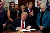 トランプ、オバマケア見直す大統領令に署名　医療機関や保険会社は批判