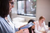 日本の大卒女性の正社員率は、母親世代では中東レベルの低さ