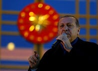 トルコの反政府活動家、苦肉の策の「無人ビラ撒きプリンター」