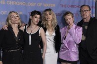 米女優、「無礼すぎる」ファンに絡まれて大げんかに発展...激しく争う姿を捉えた映像が話題に