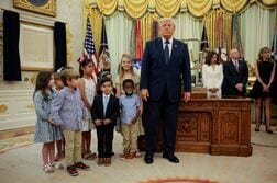 「トランプ口座」、米政府が50万口座に最初の1000ドル預け入れ