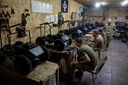 ウクライナ軍「世界初」のロボット空輸作戦──ロシア軍の後方10キロ超に投入