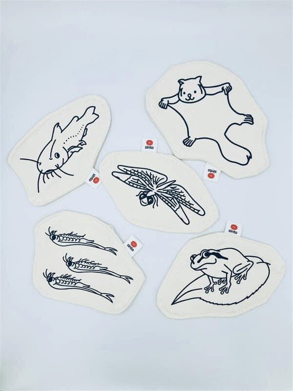 豊川の自然を象徴する5種類の生きものが描かれたアップサイクルの布製コースター