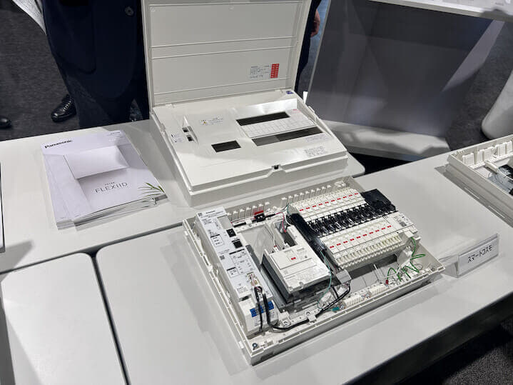 従来製品では負荷名称の表示ボックスが外したカバー側についていた