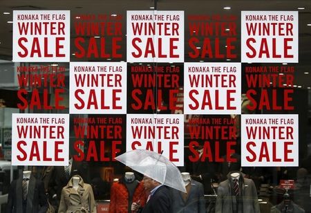 　３月７日、２０１７年４月に予定されている消費税率１０％への引き上げをめぐり、一部の経済官庁で延期した場合の経済効果や実施した場合の経済への打撃について、非公式に検討を始めた。都内で１月撮影（２０１６年　ロイター／Yuya Shino）９