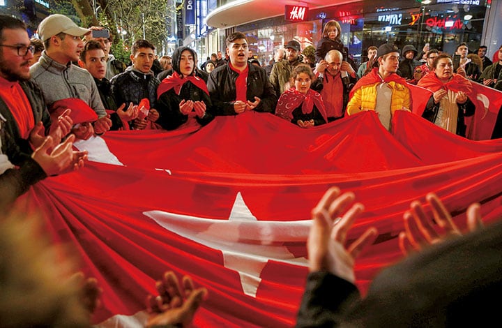 国民投票の結果を速報で知り、ベルリン市内で改憲を祝うトルコ系の人々（4月）　Fabrizio Bensch-REUTERS