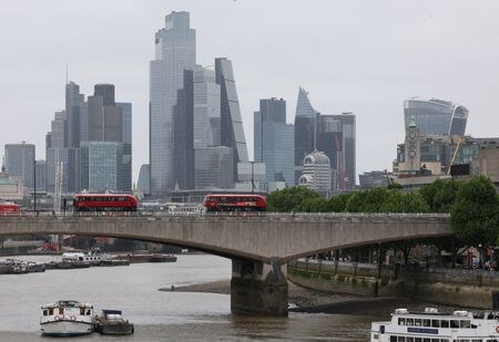 　９月２４日、イングランド銀行（ＢＯＥ、英中央銀行）のミーガン・グリーン金融政策委員は講演で、英国の物価が想定より高まるリスクが増大しており、追加利下げには慎重になるべきだとの見解を示した。写真は金融街（シティ）の高層ビル群。５月１５日、ロンドンで撮影（２０２５年　ロイター/Toby Melville）