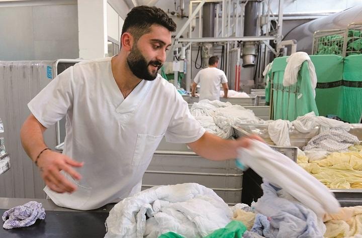 クリーニング会社ジテックスではシリアやエジプトの難民30人が働く　BERND WUSTNECKーPICTURE ALLIANCE／GETTY IMAGES