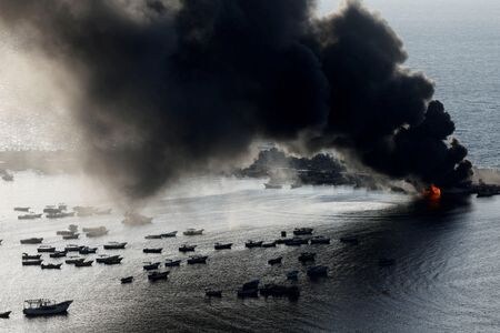 　１０月１０日、イスラエルとパレスチナ自治区ガザを実効支配するイスラム組織ハマスの大規模戦闘勃発で中東情勢が再び緊迫している。写真は１０日、イスラエルの攻撃を受けたガザ地区から上る黒煙（２０２３年　ロイター/Mohammed Salem）