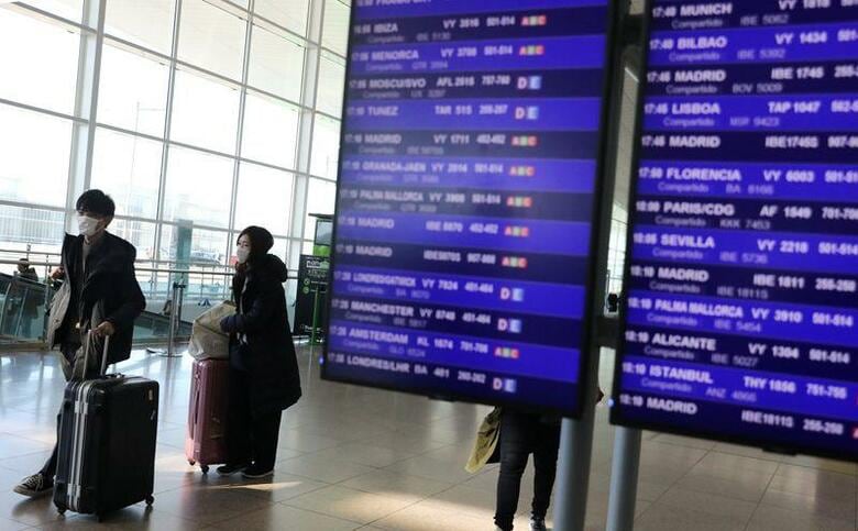 米ホワイトハウスは今週、新型コロナウイルス流行の影響にさらされている米航空およびクルーズ船業界の首脳らと会合する。政府の新型ウイルス対策責任者を務めるペンス副大統領の報道官が2日に明かした。バルセロナで2月撮影（2020年　ロイター/NACHO DOCE）