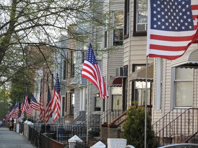 とりわけ祝日には通りは国旗でいっぱいになる