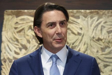 米国のエネルギー担当特使、アモス・ホッホシュタイン氏は２８日、イエメンの親イラン武装組織フーシ派による紅海上での船舶攻撃を避けて遠回りの航海を行うコストはインフレより物流面のものになるとの見方を示し、米国はフーシ派の攻撃のリスク軽減に努めていると述べた。写真は、２０２４年１月１１日にベイルートで会見するホッホシュタイン氏。（２０２４年　ロイター／Mohamed Azakir）