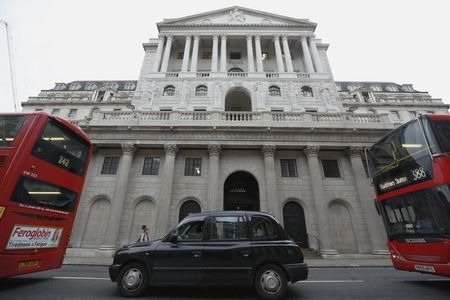 　３月８日、英中銀のウィール金融政策委員は今後２年に利上げする確率は依然利下げする確率より高いとの見方を示した。写真はロンドンの英中銀建物、昨年１２月撮影。（２０１６年　ロイター／Luke MacGregor）