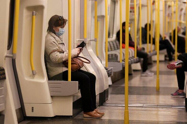 新型コロナウイルスのワクチンを開発している英オックスフォード大学の研究チームは、臨床試験で効果が確認されるか否かに関わらず、9月までに投入できるよう生産体制を整えていると明らかにした。写真はロンドンで撮影（2020年　ロイター／Toby Melville）