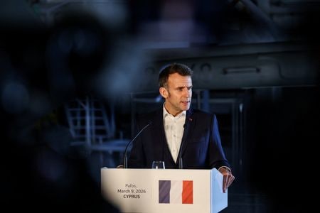 2026年3月9日、キプロスのパフォス軍事空港で、ギリシャのキリアコス・ミトタキス首相、キプロスのニコス・クリストドゥリデス大統領と共同記者会見に臨むマクロン仏大統領。REUTERS/Yiannis Kourtoglou