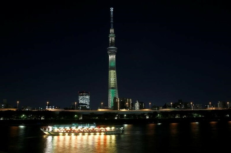 ３月２６日、安倍晋三首相の肝いりである放送規制改革を巡る議論が本格化している。写真は東京スカイツリー。都内で２０１６年８月撮影（２０１８年　ロイター／Kim Kyung-Hoon）