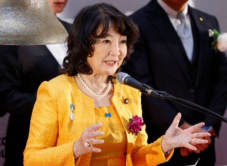 写真は片山財務相。　1月5日、東京証券取引所で撮影。REUTERS/Manami Yamada