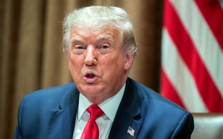 　８月３日、トランプ米大統領は、野党・民主党が主導するネバダ州議会が前日に１１月３日の大統領選を全面的に郵便投票方式で行うと定めた法案を可決したことを受け、同州を提訴する可能性を示唆した。ホワイトハウスで撮影（２０２０年　ロイター/Jonathan Ernst）