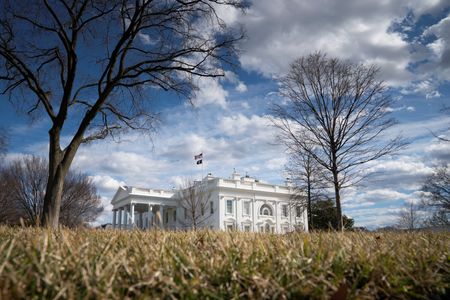 バイデン米政権は、ランサムウエア（身代金要求型ウイルス）を使った攻撃に各国政府がどう対応するかについて新たな案をまとめており、３１日にも最終決定する。写真はホワイトハウス。２０２２年２月、ワシントンで撮影（２０２３年　ロイター/Tom Brenner）