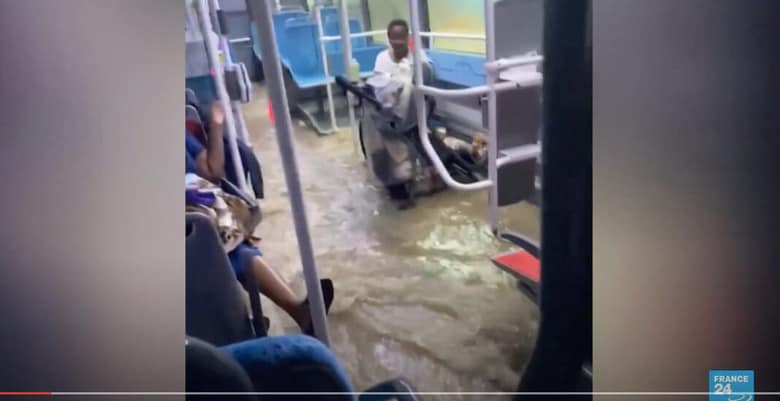 パリでは大雨でバスの車内も水浸しに　 FRANCE 24 English / YouTube