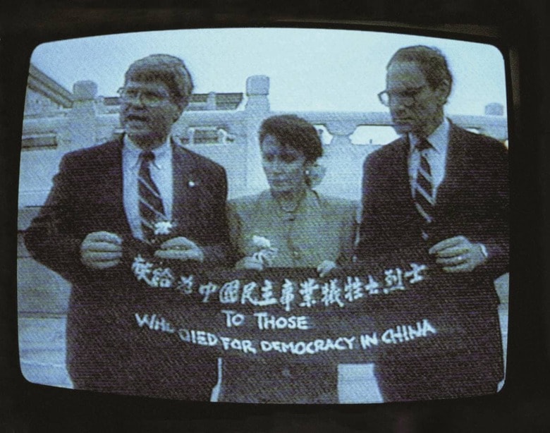 ペロシ（中央）は議会民主党の要職に就く前の1991年に、北京の天安門広場を電撃訪問した　AP／アフロ