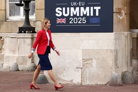 欧州連合（ＥＵ）は２０日にブリュッセルで開いた外相理事会で、シリアに対する経済制裁を解除することで合意した。写真は１９日撮影のカラス氏（２０２５年　ロイター/HENRY NICHOLLS/Pool via REUTERS）