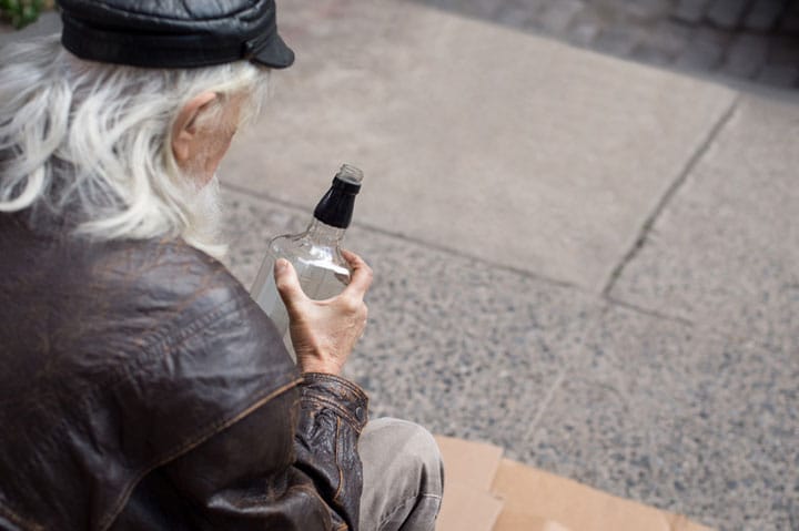 高齢者の「つながり」を創出する実践が全国で求められている　Ridofranz/iStock.