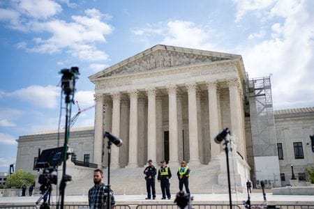 ４月２５日、米連邦最高裁は、トランプ前大統領が２０２０年大統領選の敗北を覆そうとしたとして起訴された事件で、免責特権が適用されるとの同氏の主張の是非について口頭弁論を開いた。多数派を占める保守派判事らは在任中の行為に一定程度の免責を適用することに理解を示した。写真はワシントンの最高裁前で同日撮影（２０２４年　ロイター／Bonnie Cash）