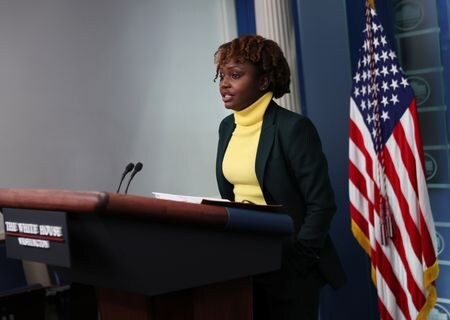 米ホワイトハウスのジャンピエール副報道官が２７日、新型コロナウイルス検査で陽性になったと明らかにした。写真は２月１４日、ホワイトハウスで撮影（２０２２年　ロイター/Leah Millis）