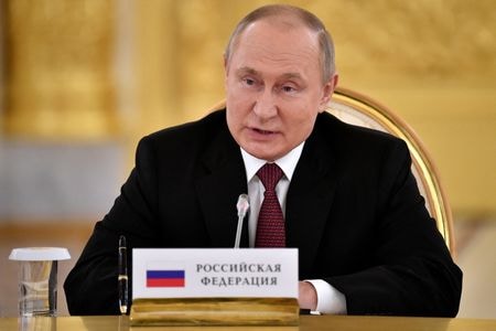 　ロシアのプーチン大統領は５月１６日、スウェーデンとフィンランドによる北大西洋条約機構（ＮＡＴＯ）加盟申請に向けた動きについて、両国でＮＡＴＯの軍事インフラが強化されることになれば、ロシアは対抗措置を講じると西側諸国に警告した。モスクワで代表撮影（２０２２年　ロイター）