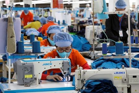 　ベトナム産業貿易省は、今年の輸出が９．４６％増加して３６８０億ドルになるとの予想を示した。写真は２０２０年１２月にベトナムの衣料工場で撮影（２０２２年　ロイター/Kham）