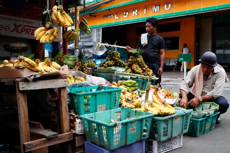 　５月２日、インドネシア統計局が発表した４月の消費者物価指数（ＣＰＩ）上昇率は前年比４．３３％と、前月の４．９７％から鈍化した。写真はインドネシアのジャカルタで１月撮影（２０２３年　ロイター／Ajeng Dinar Ulfiana）