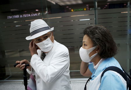 　６月２４韓国保健福祉省は、中東呼吸器症候群（ＭＥＲＳ）の感染者が新たに４人確認され、感染者は計１７９人になったと発表した。仁川空港で１４日撮影（２０１５年　ロイター/Kim Hong-Ji）