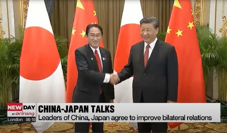 岸田文雄首相は17日夜、日中首脳会談後に記者会見し、建設的で安定的な両国関係の構築に向け、あらゆるレベルで緊密に意思疎通を図っていくことで習近平国家主席と一致したことを明らかにした（写真は17日、日中首脳会談に臨む岸田首相と習主席）　Arirang News-YouTube