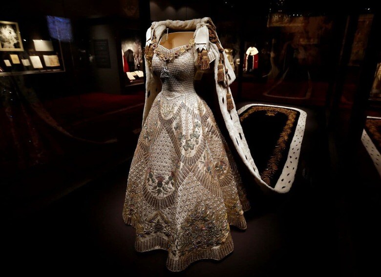 戴冠式で着用されたノーマン・ハートネル卿によるドレス　Stefan Wermuth-REUTERS