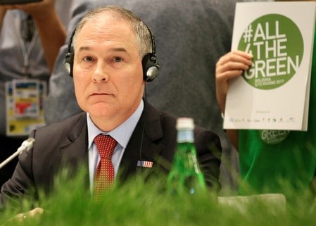 　１１月３日、米環境保護局（ＥＰＡ）や米海洋大気局（ＮＯＡＡ）など政府機関の科学者５０人超から成るチームが、急速な気候変動はほぼ確実に化石燃料の燃焼など人類の活動が原因との見解を報告書で示した。写真はＥＰＡ理事のスコット・プルーイット米環境保護庁長官（２０１７年　ロイター／Max Rossi）