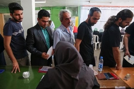 　５月１９日、イラン内務省は、１９日に行われた大統領選の投票数が４０００万票を超え、投票率は約７０％に達したとの見方を示した。写真はテヘランで投票する有権者たち。提供写真（２０１７年　ロイター　 TIMA/via REUTERS）