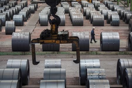 写真は２０１８年８月、中国重慶市内の鋼鉄工場で撮影。REUTERS/Damir Sagolj