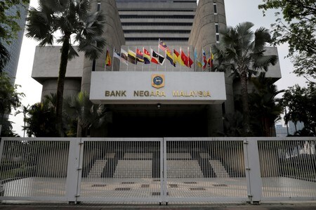 １１月８日、マレーシア中央銀行は、法定預金準備率（ＳＲＲ）を３．５０％から３．００％に引き下げると発表した。クアラルンプールのマレーシア中銀前で７月撮影（２０１９年　ロイター/Lim Huey Teng）