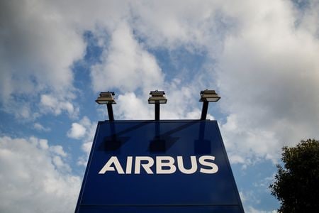 　欧州の航空宇宙企業、エアバス、タレス、レオナルドは衛星事業の統合に向けて欧州連合（ＥＵ）の独占禁止当局と予備的な協議を開始した。事情に詳しい関係者が２８日、明らかにした。写真はエアバスのロゴ。フランスのトゥールーズ近郊で２０２０年７月撮影（２０２５年　ロイター/Benoit Tessier）