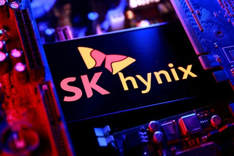 ＳＫハイニックスのロゴとコンピュータのマザーボード。2025年8月撮影。REUTERS/Dado Ruvic