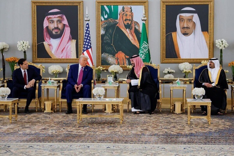 ムハンマド皇太子（右から2番目）はトランプに、武器を買うだけでなく88兆円の対米投資を約束した（5月11日、リヤド）　REUTERS/Brian Snyder