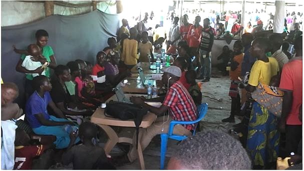 ごった返す難民登録所。夕方になっても人は並び続ける（スマホ撮影）